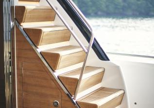 y85-exterior-flybridge-stairs-1.jpg