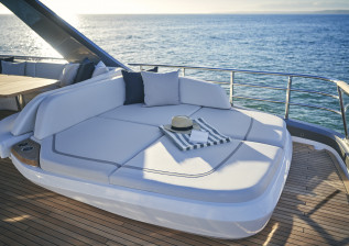 y72-exterior-flybridge-sunbed.jpg