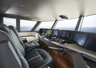 x95-slot-2-interior-wheelhouse-2.jpg