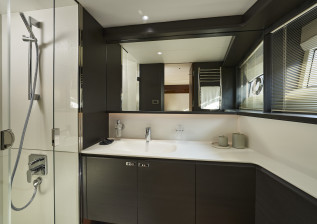 x95-slot-2-interior-starboard-twin-bathroom-blinds-down.jpg