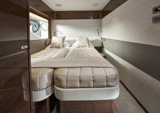 x95-slot-2-interior-starboard-twin-beds-together.jpg