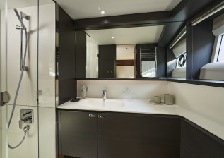 x95-slot-2-interior-starboard-twin-bathroom.jpg