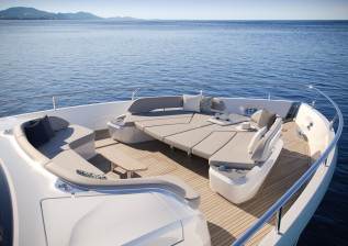 y80-exterior-foredeck-with-sunpad-infill-cgi.jpg
