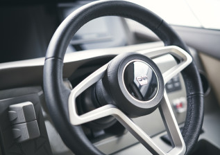 f55-interior-helm-wheel-detail-walnut-satin-2022.jpg