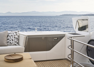 f58-exterior-flybridge-wetbar-electric-grill-open.jpg