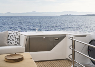 f58-exterior-flybridge-wetbar.jpg