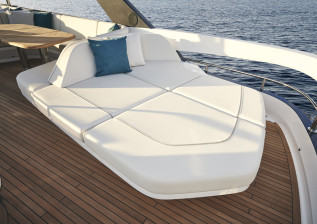 f65-flybridge-detail-1-2022.jpg