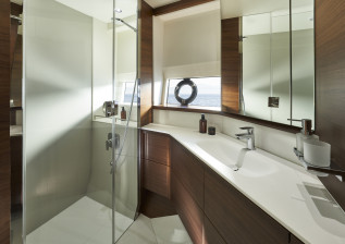 f65-forward-cabin-bathroom-2022.jpg