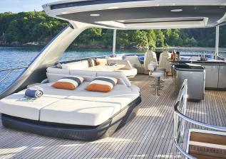 y85-exterior-flybridge-2.jpg