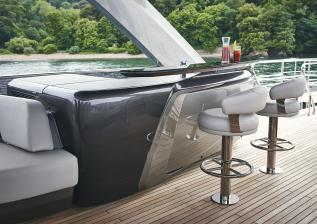 y85-exterior-flybridge-bar.jpg