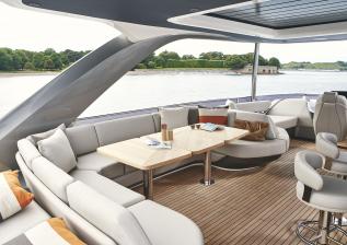 y85-exterior-flybridge-seating.jpg