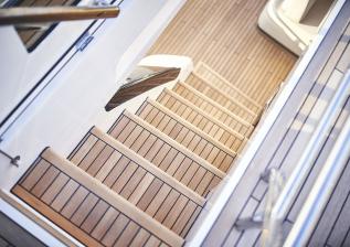 y85-exterior-flybridge-stairs-2.jpg