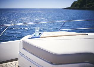 v78-exterior-foredeck-detail-1.jpg