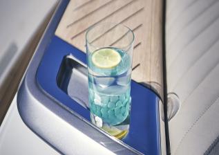 v78-exterior-foredeck-detail-2.jpg