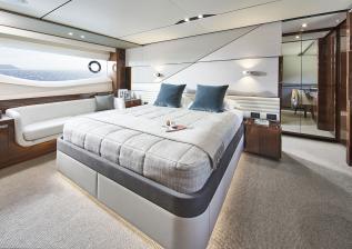 v78-interior-owners-stateroom-walnut-gloss.jpg