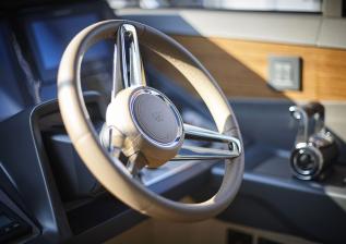 v60-interior-helm-detail-alba-oak-satin.jpg