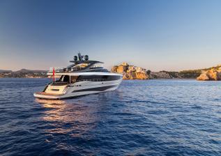 y95-exterior-silver-hull-05.jpg