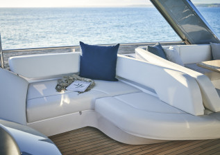 y72-exterior-flybridge-seating.jpg