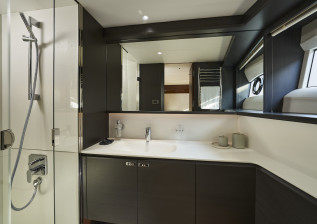 x95-slot-2-interior-starboard-twin-bathroom.jpg