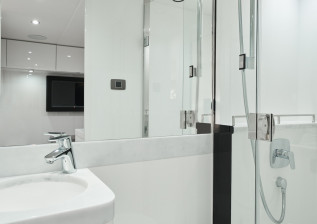 x95-slot-2-interior-crew-bathroom.jpg