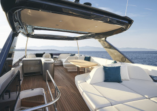 f65-exterior-flybridge.jpg