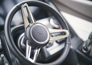 f50-interior-helm-wheel-detail-walnut-satin-2022.jpg