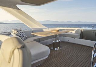 f58-exterior-flybridge-dining-area.jpg