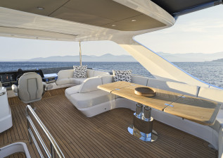 f58-exterior-flybridge.jpg