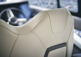 f50-interior-helm-detail-walnut-satin-2022.jpg
