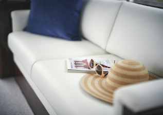 f50-interior-saloon-seating-starboard-detail-walnut-satin-2022.jpg