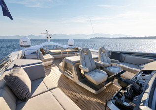 s80-exterior-sportbridge-table-raised.jpg