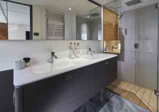 x80-interior-aft-stateroom-bathroom.jpg
