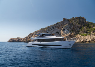 x90-exterior-cgi-white-hull-static.jpg